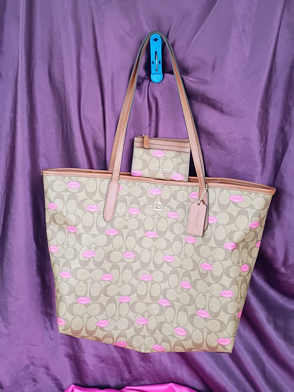 Coach Signature Sugar Lips Tote And Card Case Keychain ๐ - Picture 2 of 14